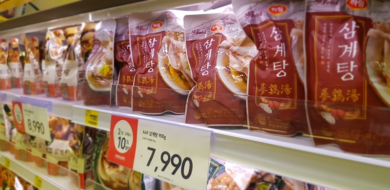 为迎来7月12日（阴历6月10日）初伏，在韩国可以方便烹煮的家庭取代餐(Home Meal Replacement, HMR)大受欢迎。图为陈列在首尔一家大型超市的家庭简餐参鸡汤。韩宣网记者朴慧理 摄